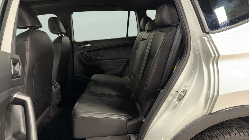 Certified 2023 Volkswagen Tiguan SE R-Line AWD/4WD image 32