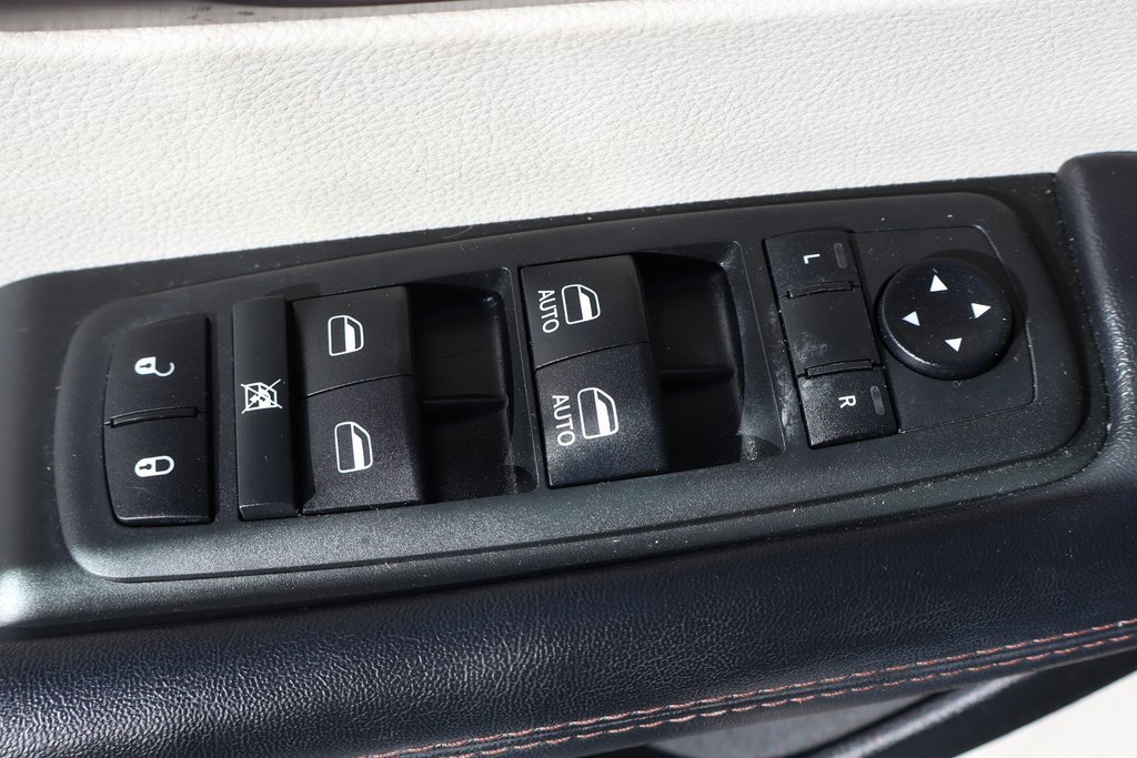 Used 2019 Chrysler Pacifica Touring image 14