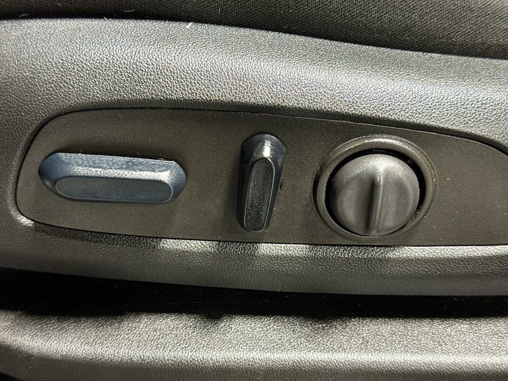 Used 2023 Chevrolet Equinox LT w/ Driver Convenience Package image 24