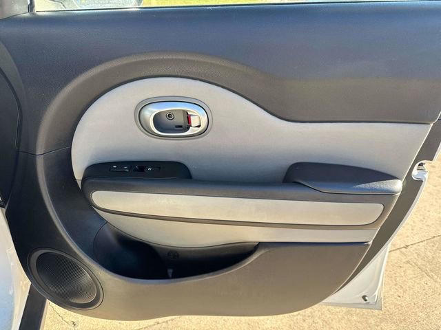 Used 2016 Kia Soul + image 19