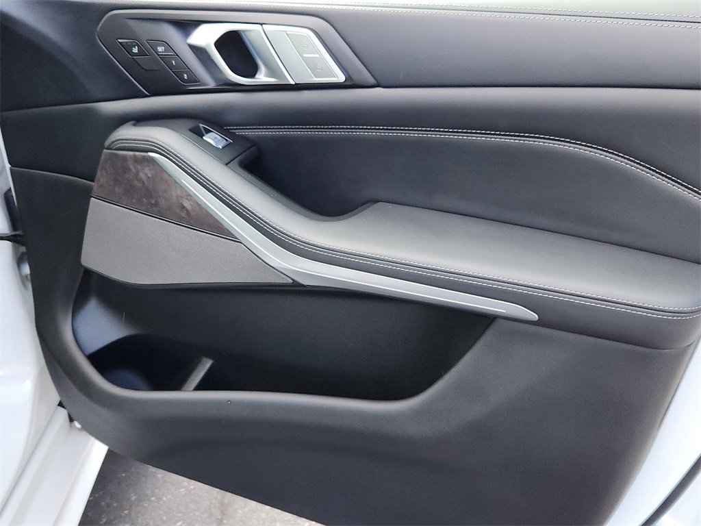 Used 2021 BMW X7 M50i image 16