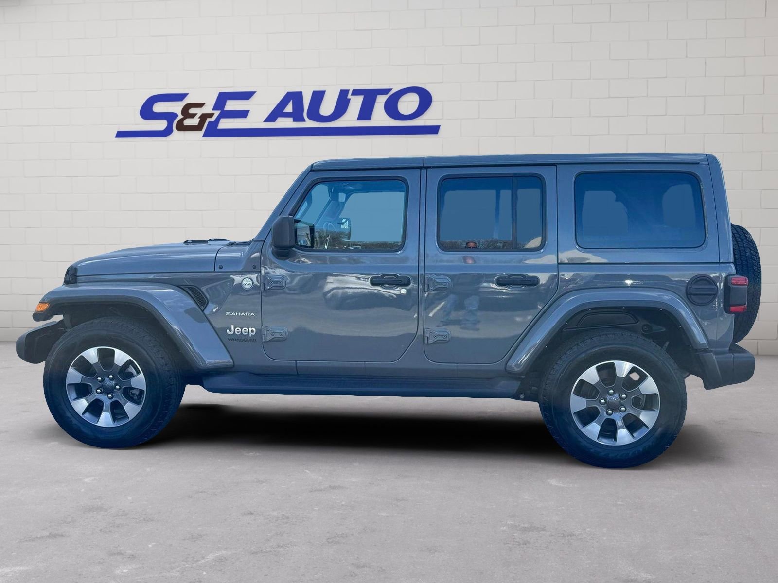 Used 2022 Jeep Wrangler Unlimited Sahara w/ Dual Top Group AWD/4WD image 2