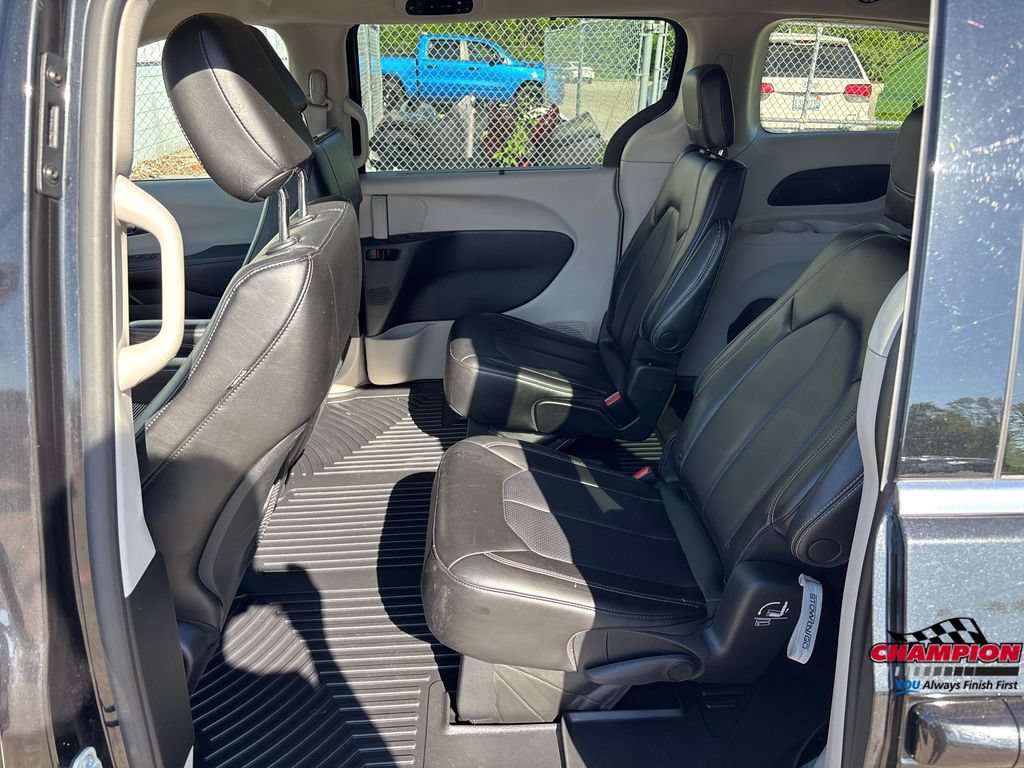 Used 2023 Chrysler Pacifica Touring-L FWD image 21