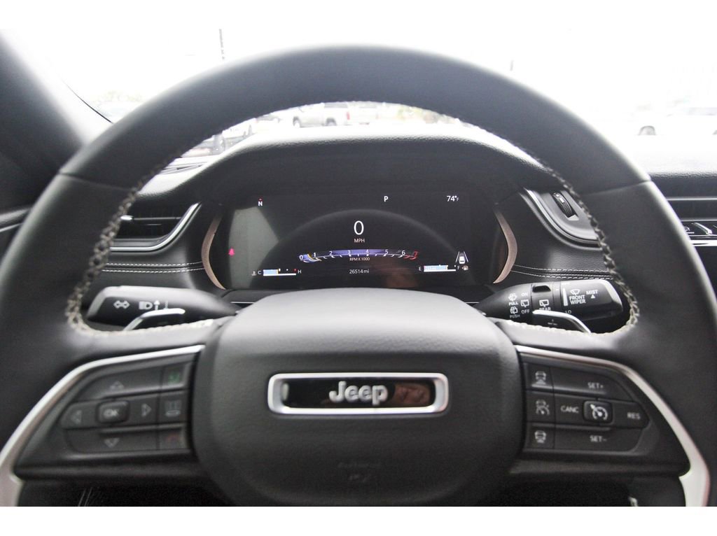Used 2025 Jeep Grand Cherokee Altitude AWD/4WD image 13