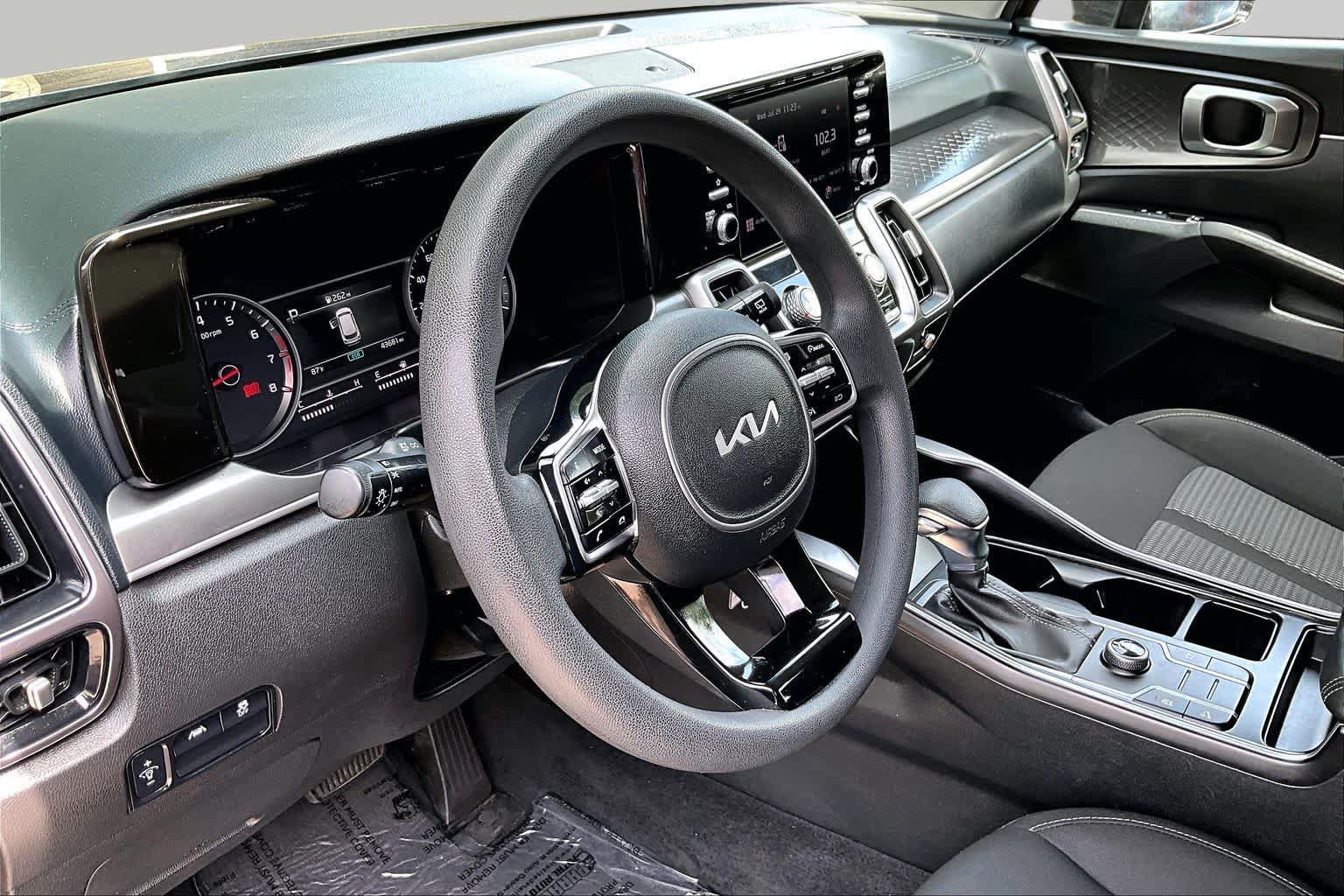 Used 2023 Kia Sorento LX FWD image 17