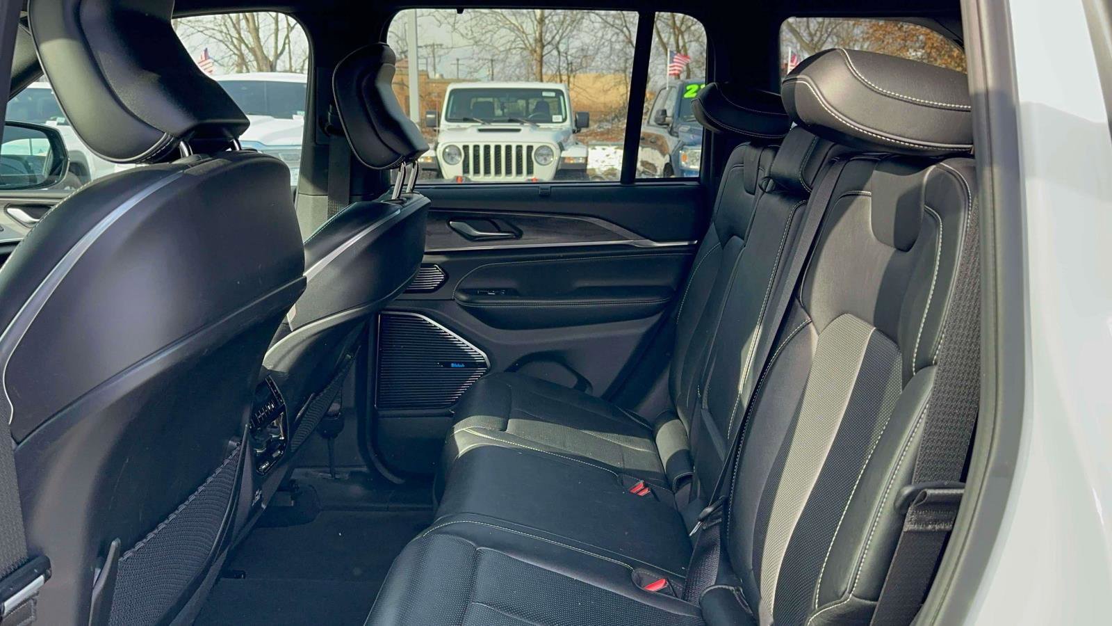 Used 2022 Jeep Grand Cherokee Overland w/ Luxury Tech Group IV image 10