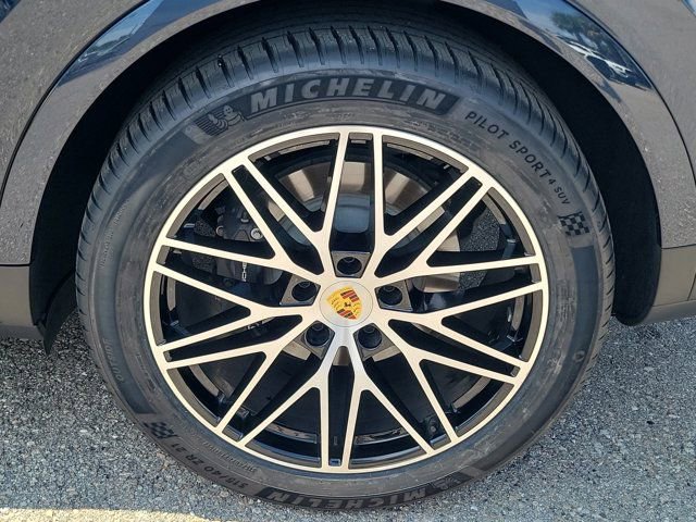 Used 2024 Porsche Cayenne AWD/4WD image 11