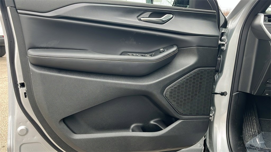 New 2025 Jeep Grand Cherokee L Altitude image 10