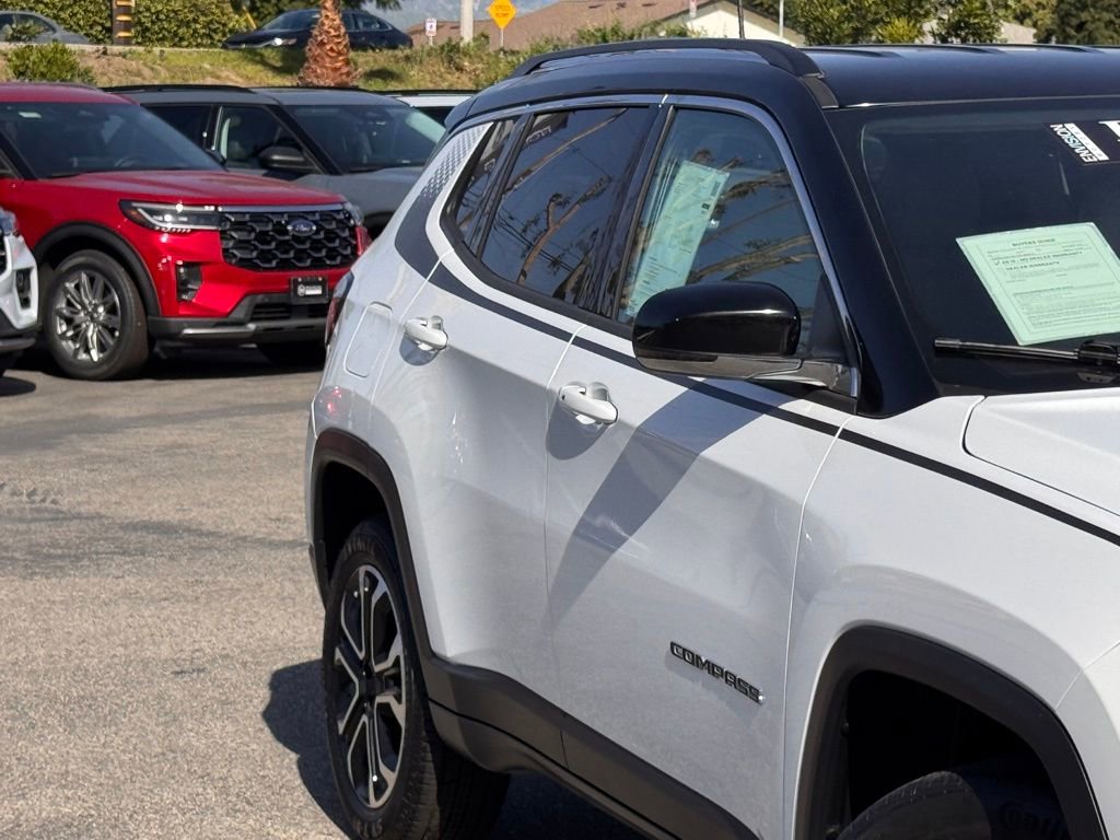 Used 2022 Jeep Compass Limited w/ Mopar Graphics Package image 5