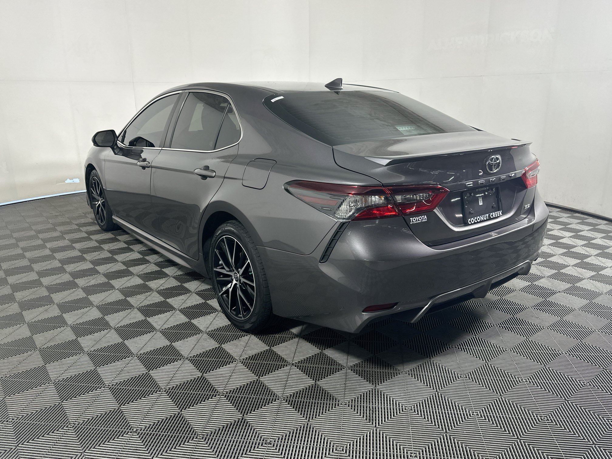 Used 2023 Toyota Camry SE FWD image 5