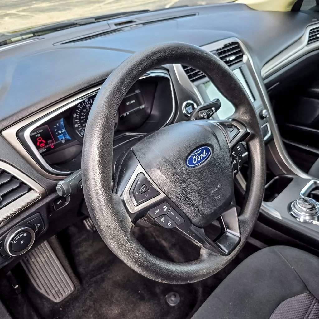 Used 2020 Ford Fusion SE FWD image 19