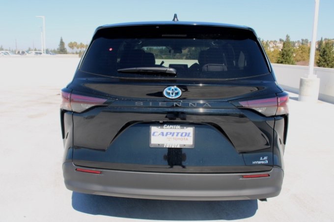 New 2026 Toyota Sienna LE FWD image 4