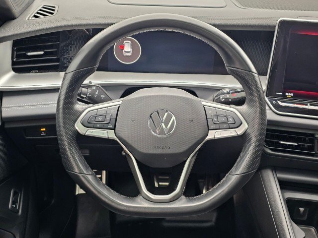 Used 2025 Volkswagen Tiguan SE R-Line AWD/4WD image 25