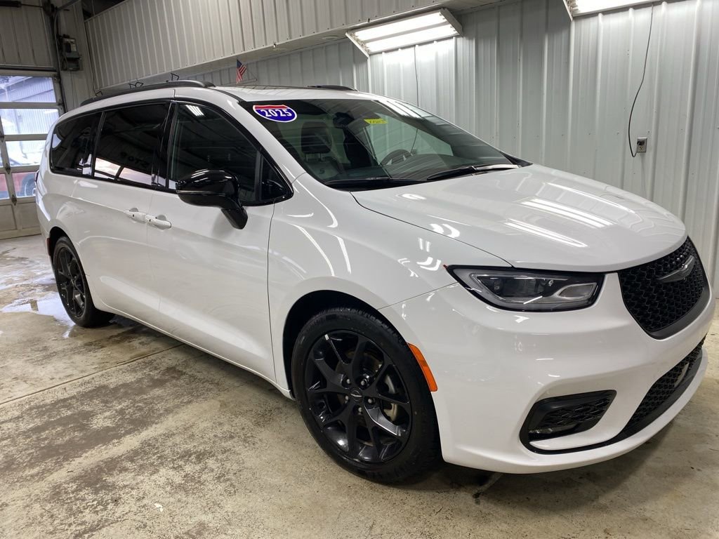 Used 2025 Chrysler Pacifica Limited FWD image 4