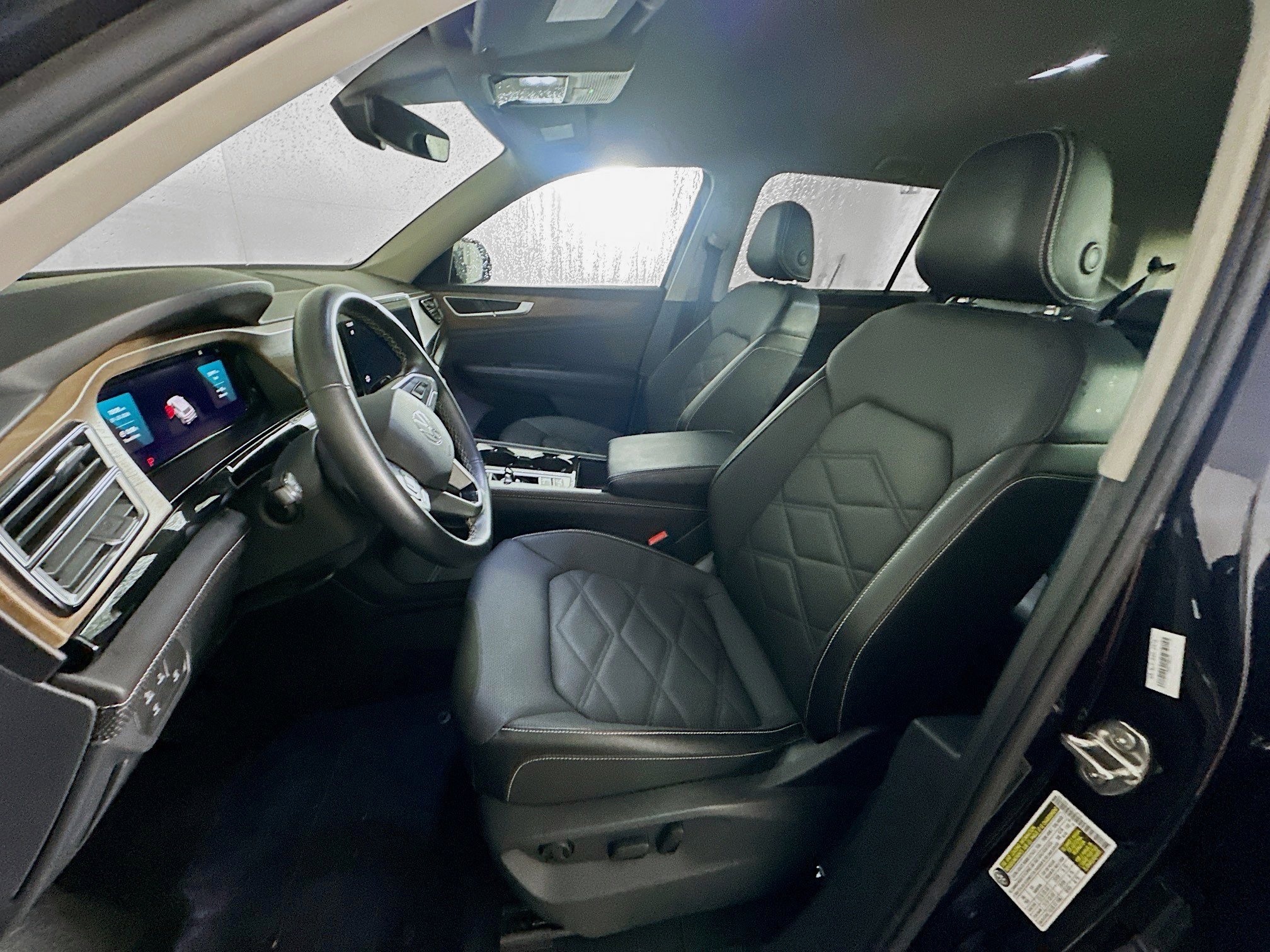 Used 2025 Volkswagen Atlas SE AWD/4WD image 13