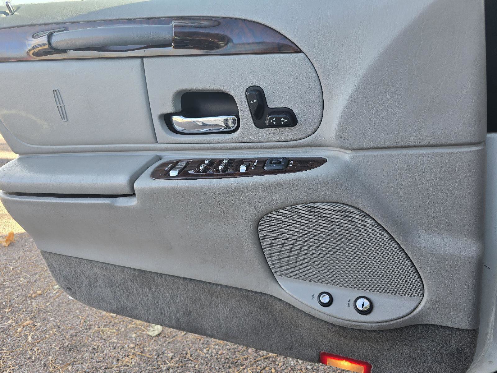 Used 1999 Lincoln Town Car Executive image 7