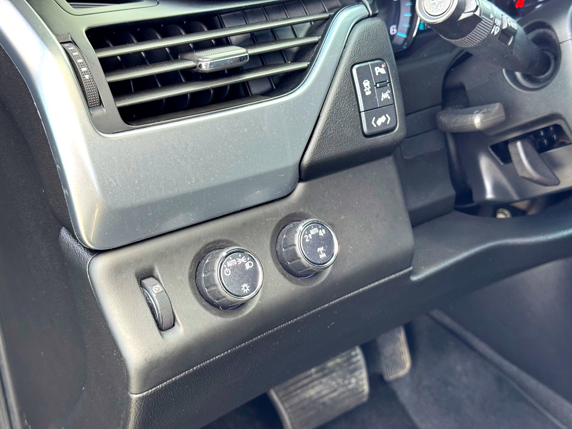 Used 2020 Chevrolet Suburban LT image 15