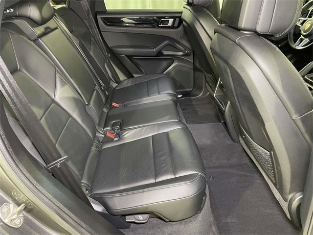 Certified 2022 Porsche Cayenne Platinum Edition image 22