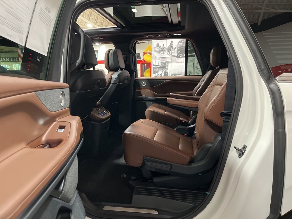 Used 2025 Lincoln Navigator L Reserve image 12