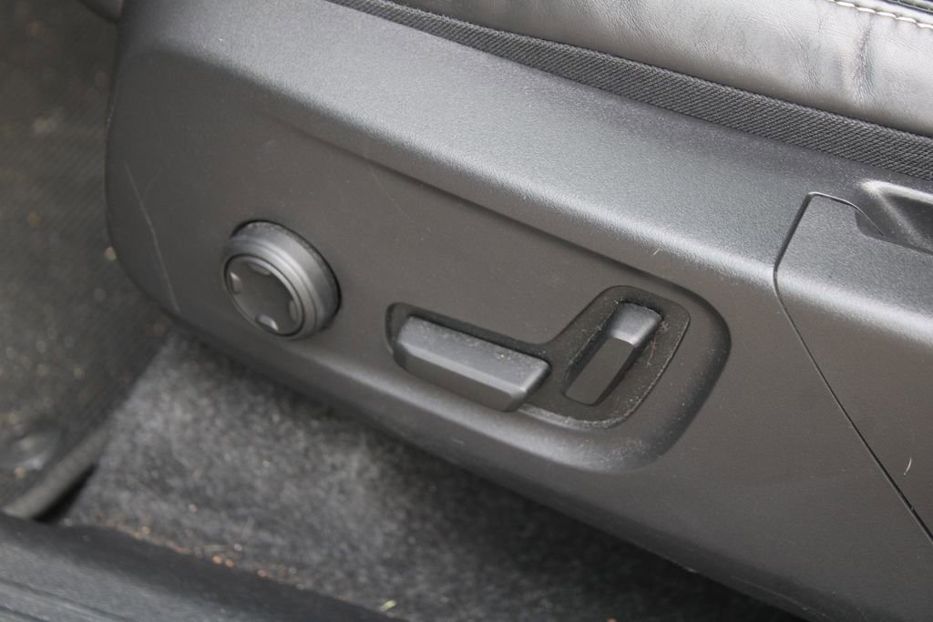 Used 2021 Volvo XC40 T5 R-Design image 25