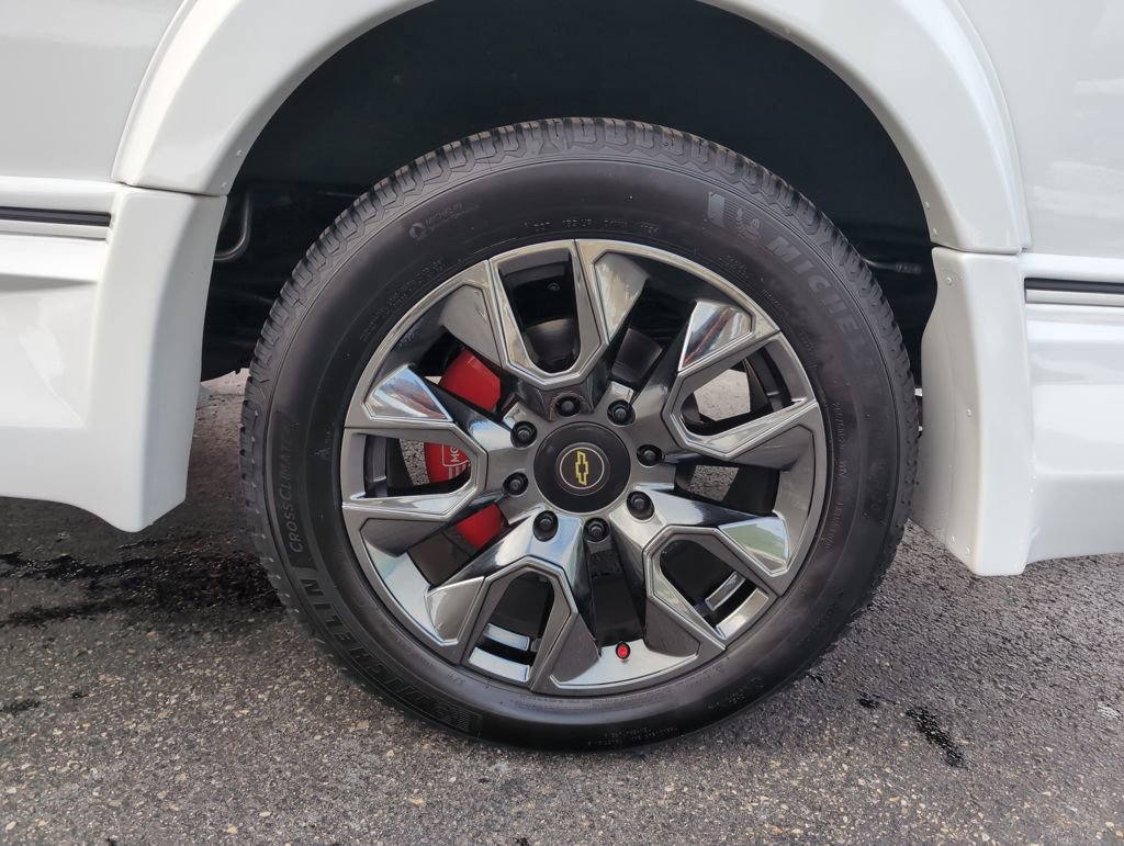 Used 2024 Chevrolet Express 2500 Extended image 25