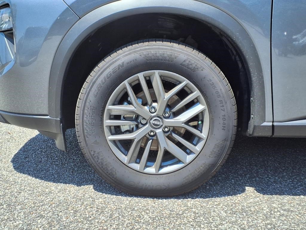 Used 2025 Nissan Rogue S image 3
