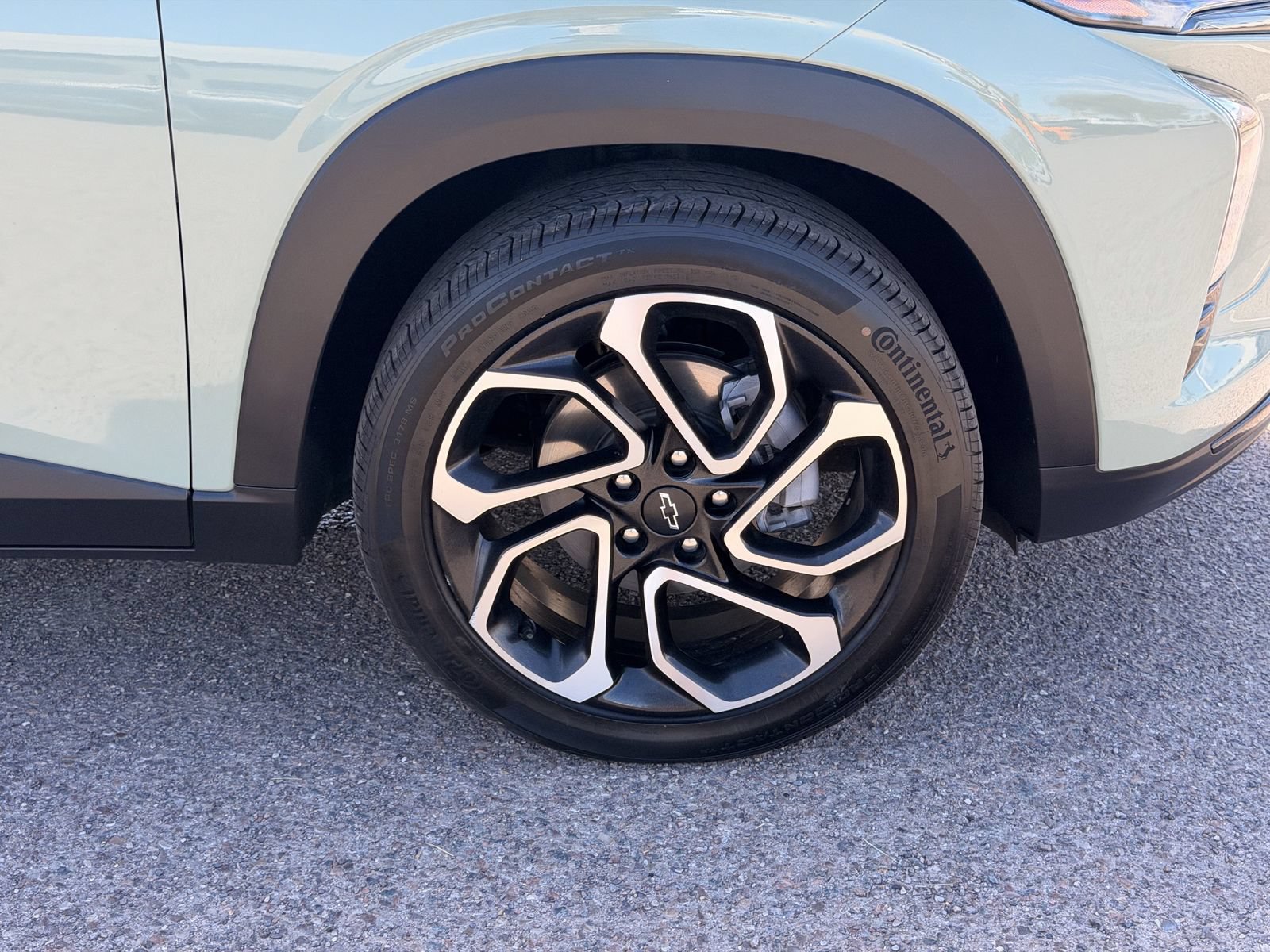 Used 2024 Chevrolet Trax RS w/ Sunroof Package FWD image 11