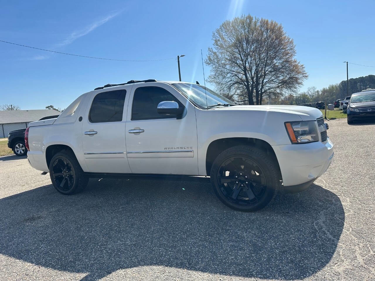 Used 2013 Chevrolet Avalanche LTZ RWD image 27
