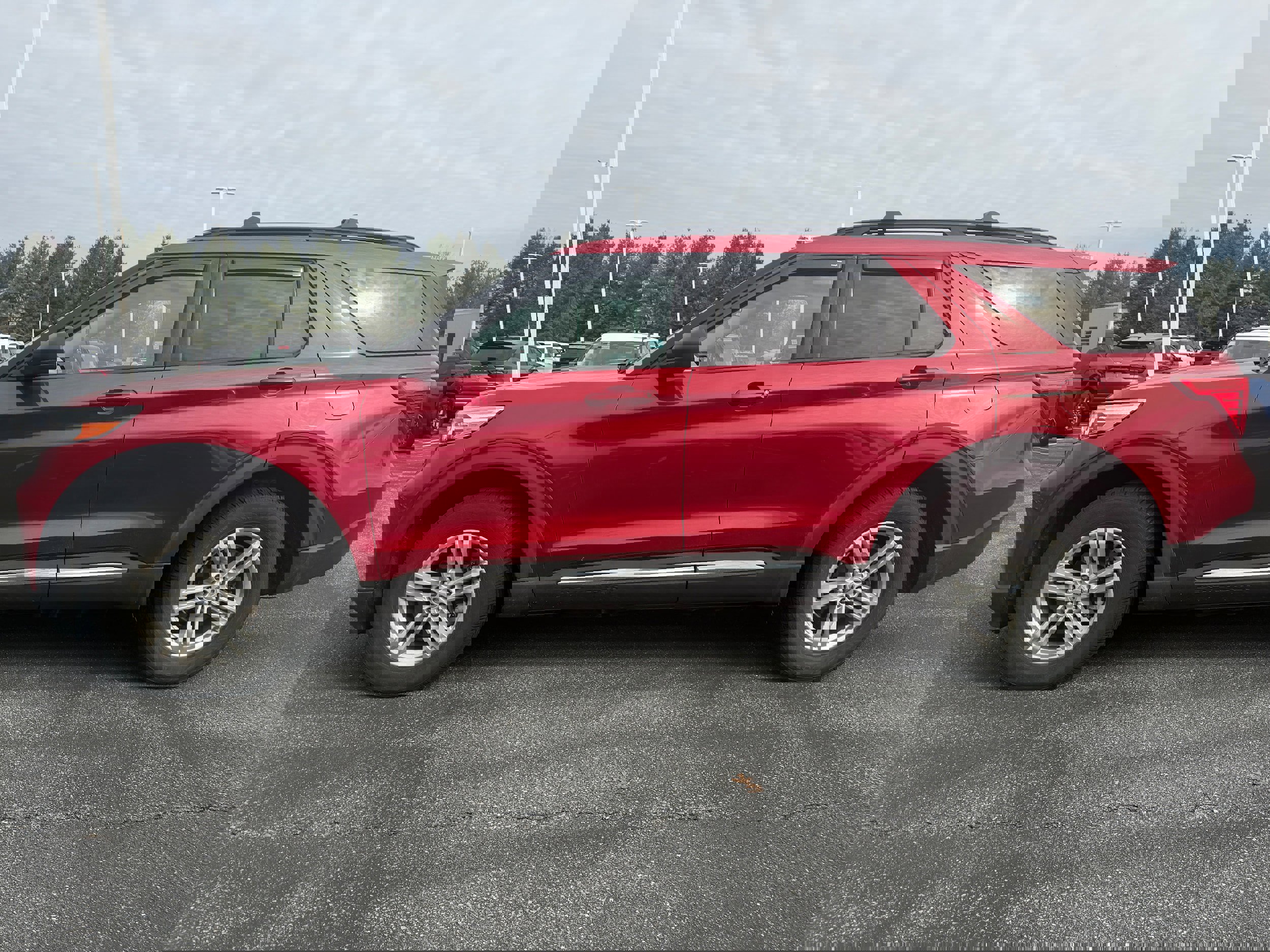 Used 2020 Ford Explorer XLT w/ Comfort Package image 2