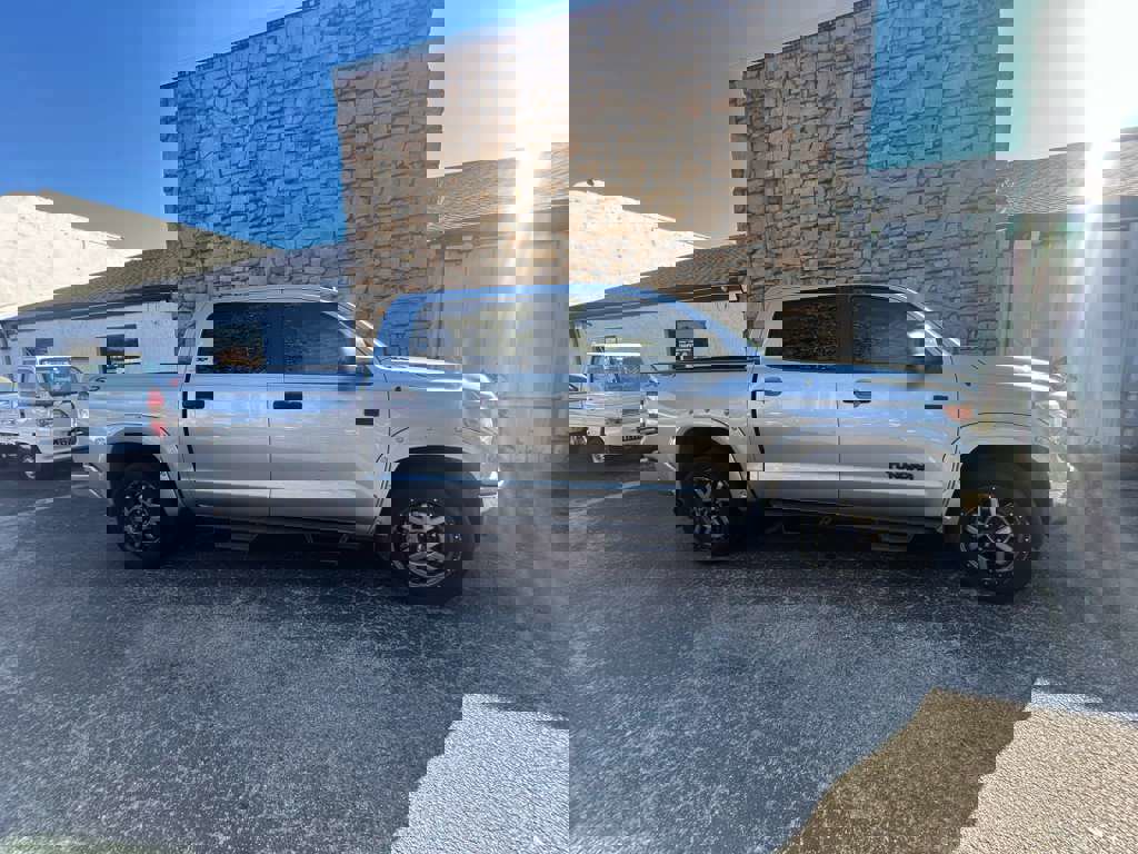 Used 2017 Toyota Tundra SR5 w/ SR5 Upgrade Package image 9