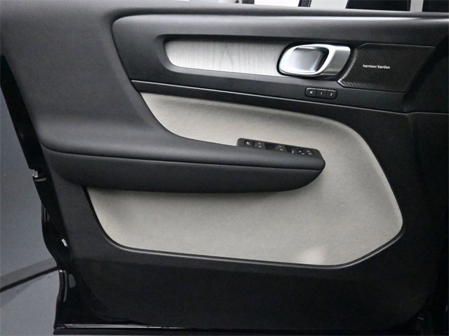 Used 2025 Volvo XC40 B5 Ultra image 20