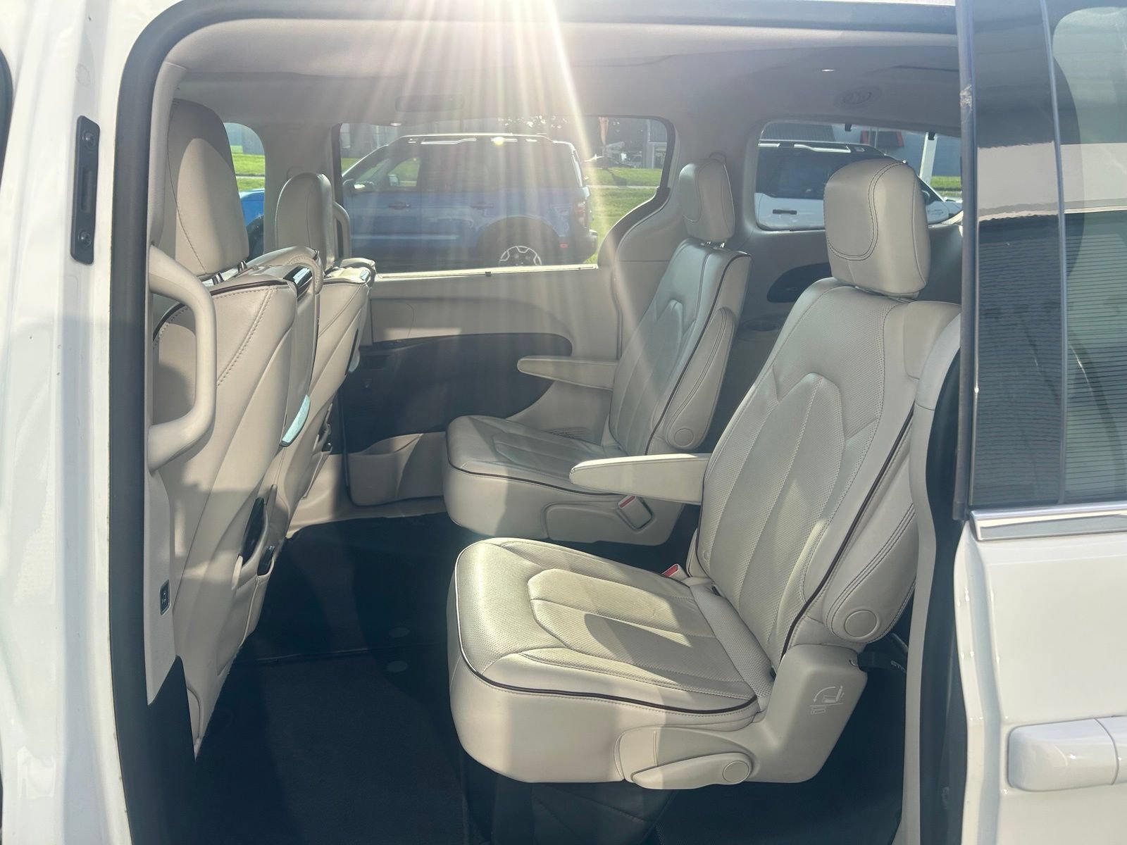 Used 2017 Chrysler Pacifica Limited w/ UConnect Theater Package FWD image 13