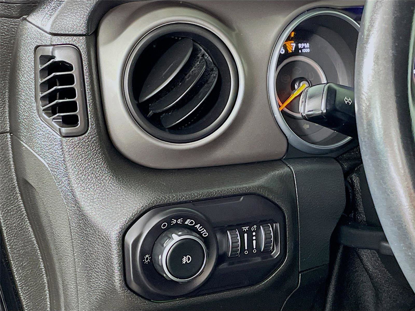 Used 2018 Jeep Wrangler Unlimited Sport S image 13