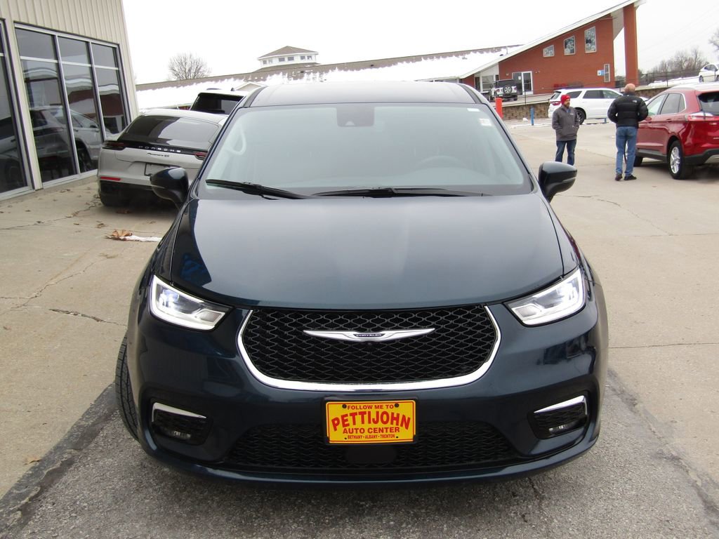 Used 2023 Chrysler Pacifica Touring-L image 13