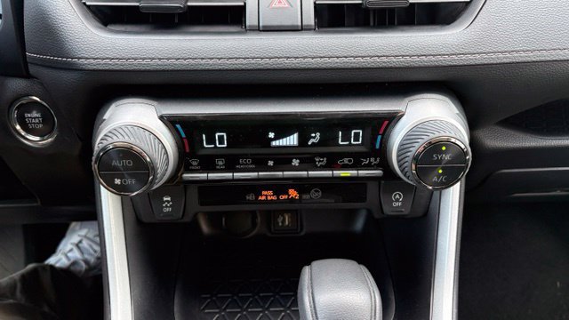 Used 2025 Toyota RAV4 XLE AWD/4WD image 16