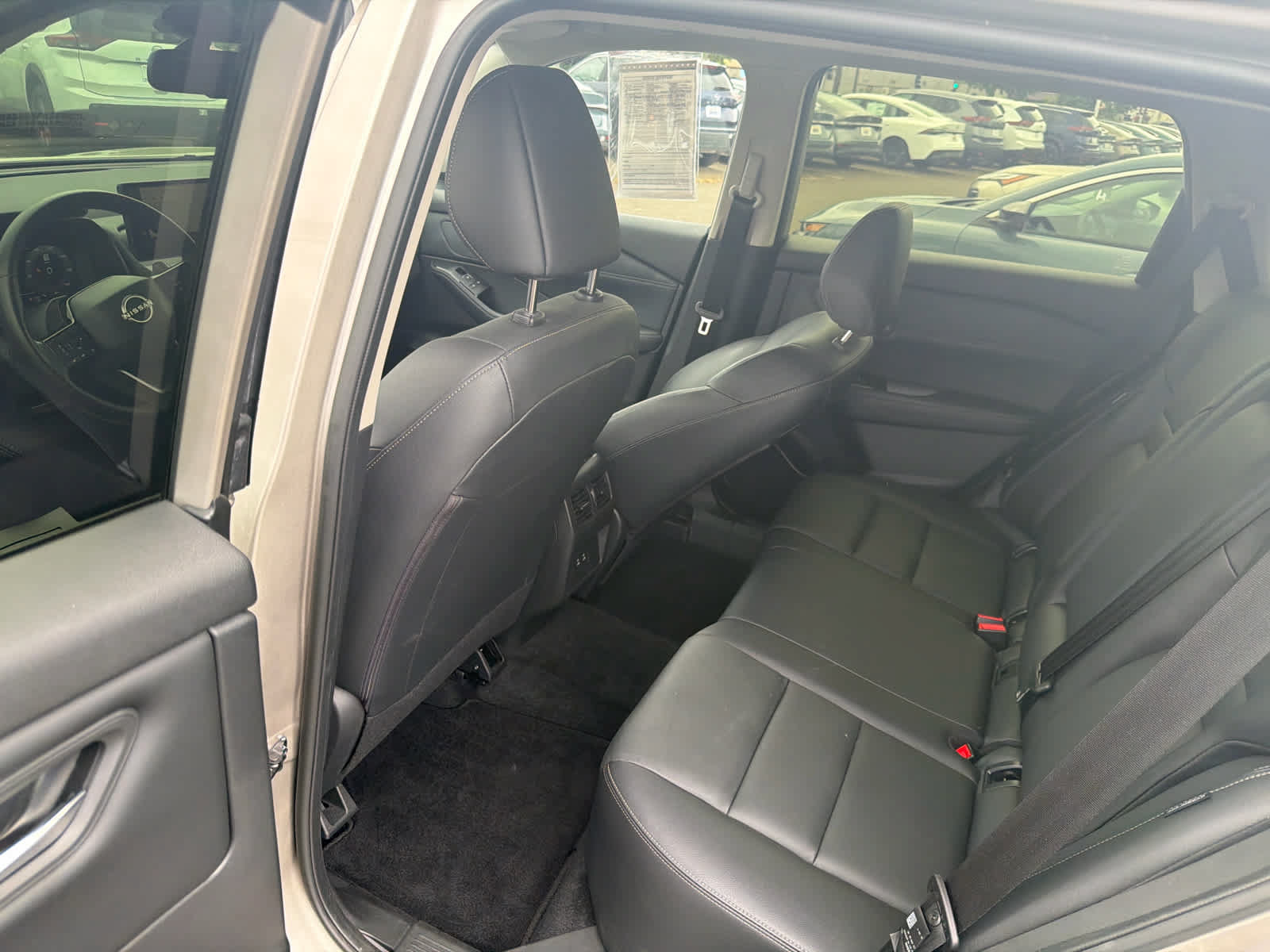 Used 2025 Nissan Rogue SL FWD image 8