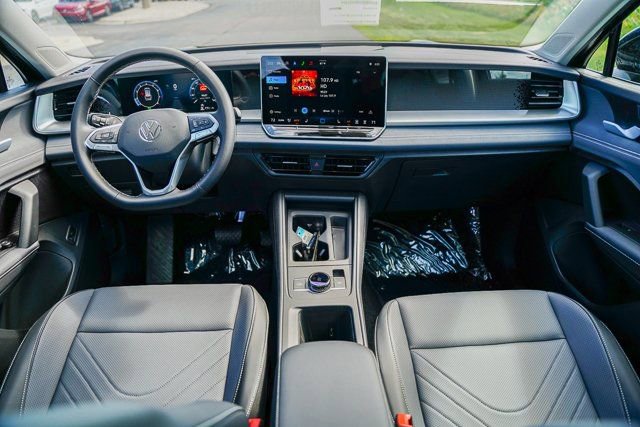 Used 2025 Volkswagen Tiguan SE w/ Panoramic Sunroof Package image 26