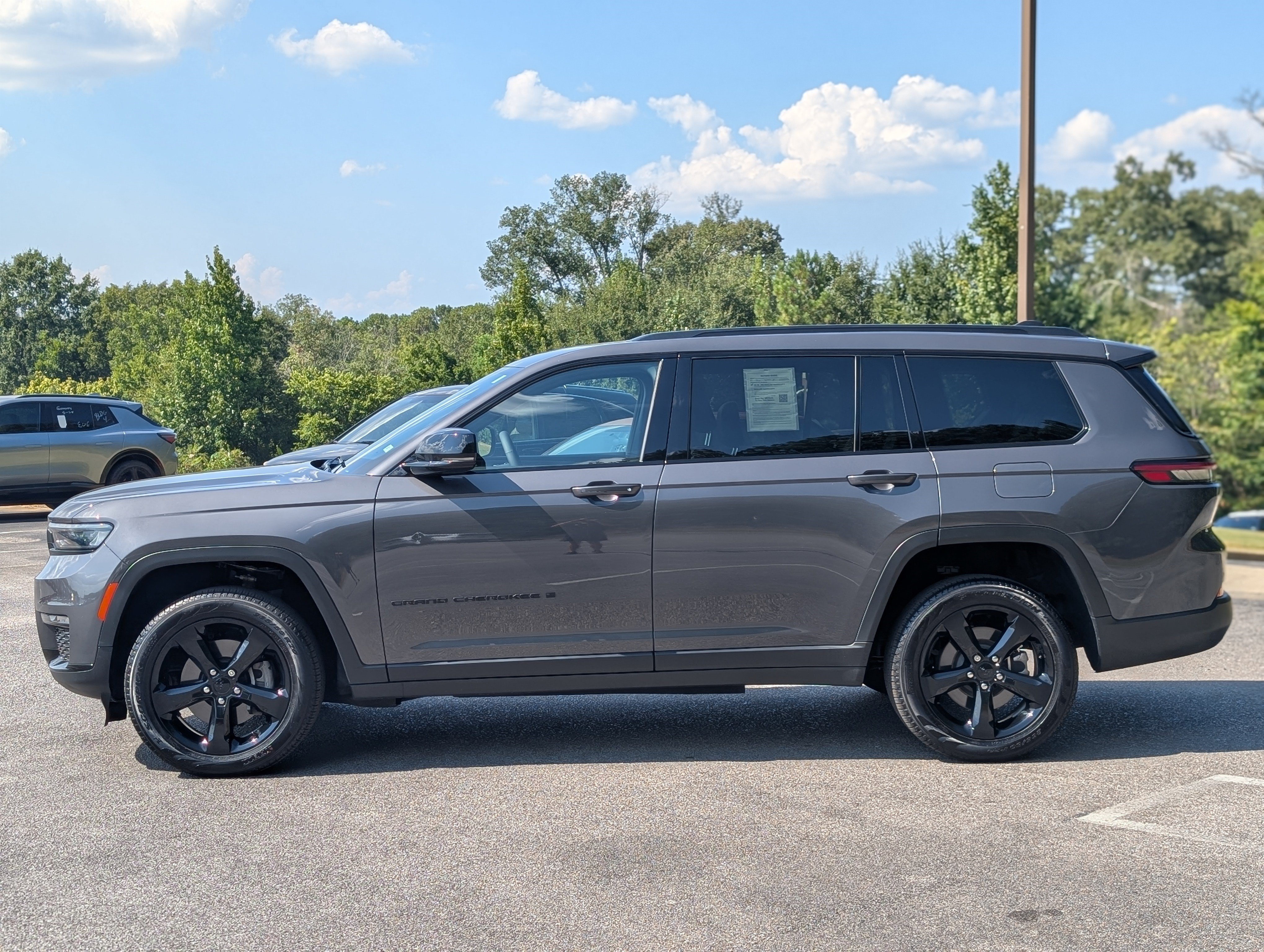 Used 2024 Jeep Grand Cherokee L Limited w/ Black Appearance Package AWD/4WD image 6