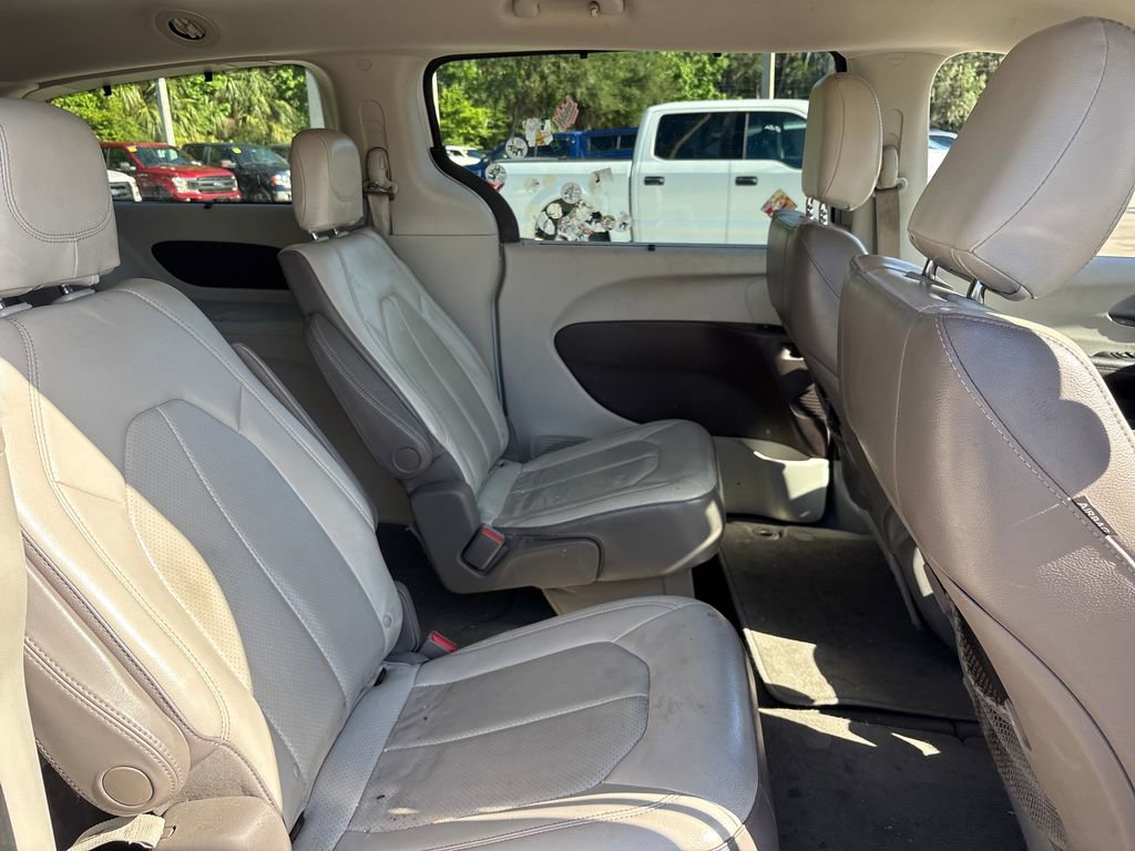 Used 2018 Chrysler Pacifica Touring-L FWD image 23