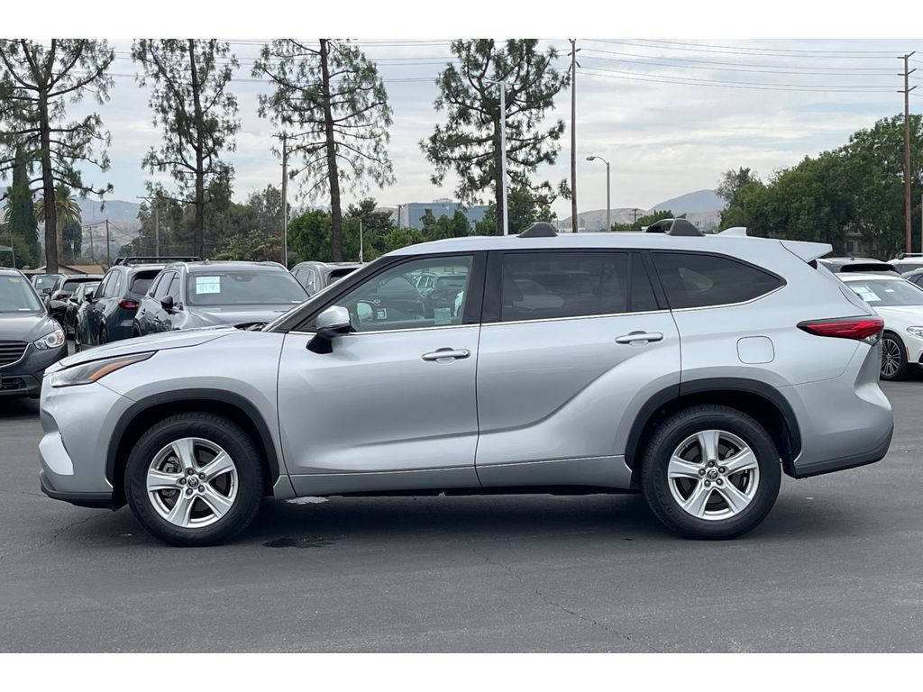 Used 2021 Toyota Highlander LE FWD image 3