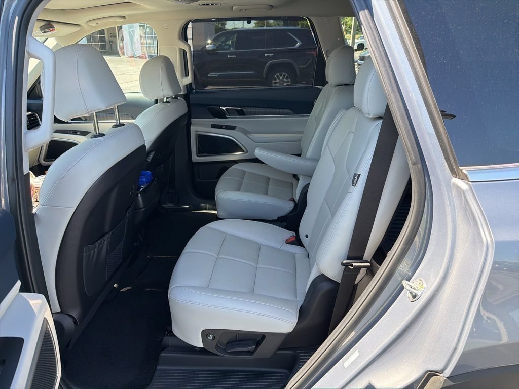 Used 2023 Kia Telluride EX w/ EX Captain's Chair Package AWD/4WD image 5