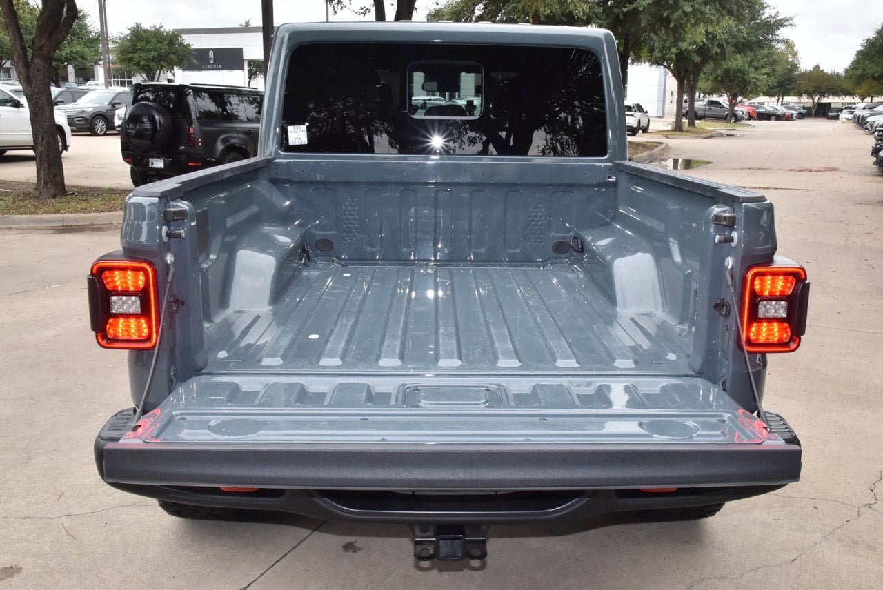 Used 2025 Jeep Gladiator Rubicon w/ Convenience Group AWD/4WD image 35