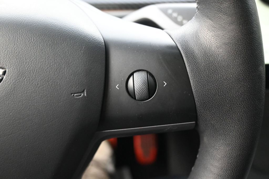 Used 2023 Tesla Model Y Long Range AWD/4WD image 23