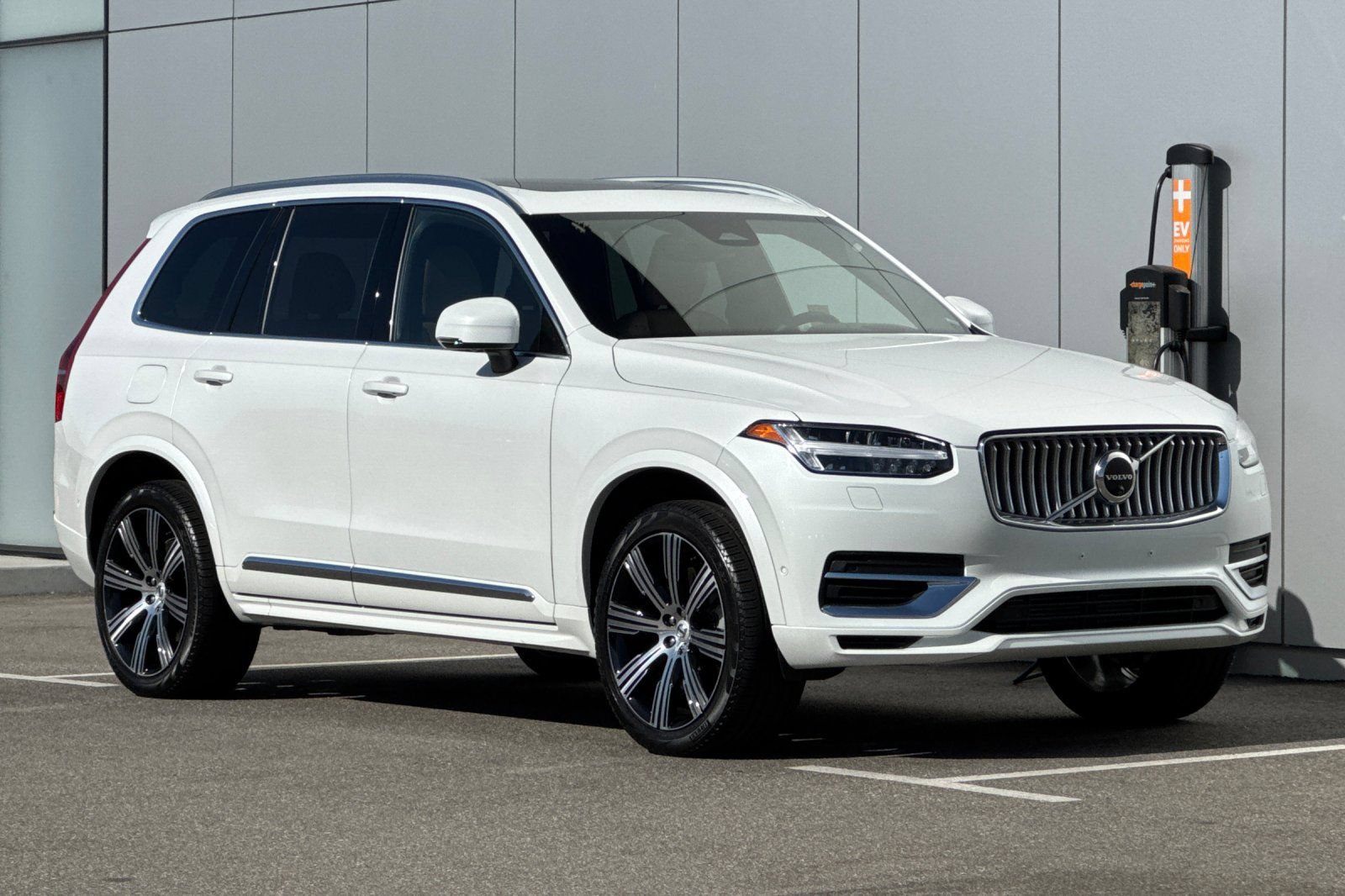 Used 2025 Volvo XC90 T8 Ultra w/ Protection Package Premier AWD/4WD image 7