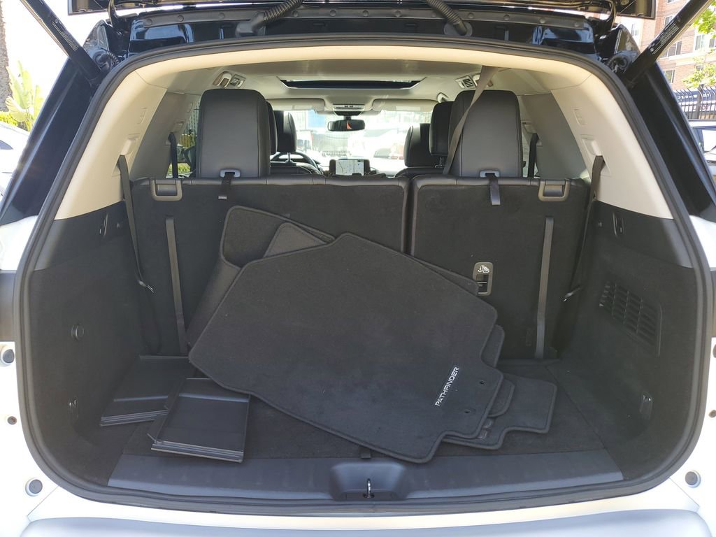 Used 2022 Nissan Pathfinder Platinum w/ Cargo Package FWD image 9