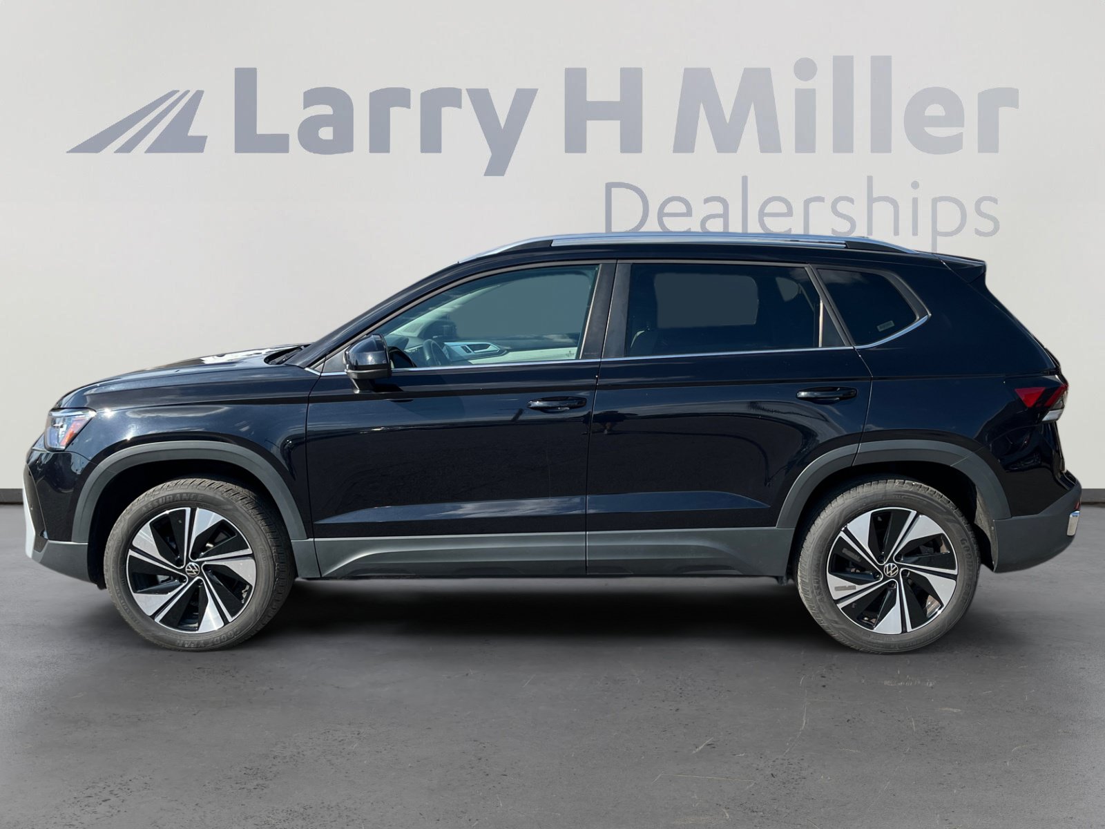 Used 2025 Volkswagen Taos SE AWD/4WD image 2