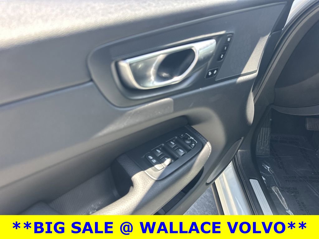 Used 2021 Volvo XC60 T5 Momentum w/ Climate Package AWD/4WD image 17