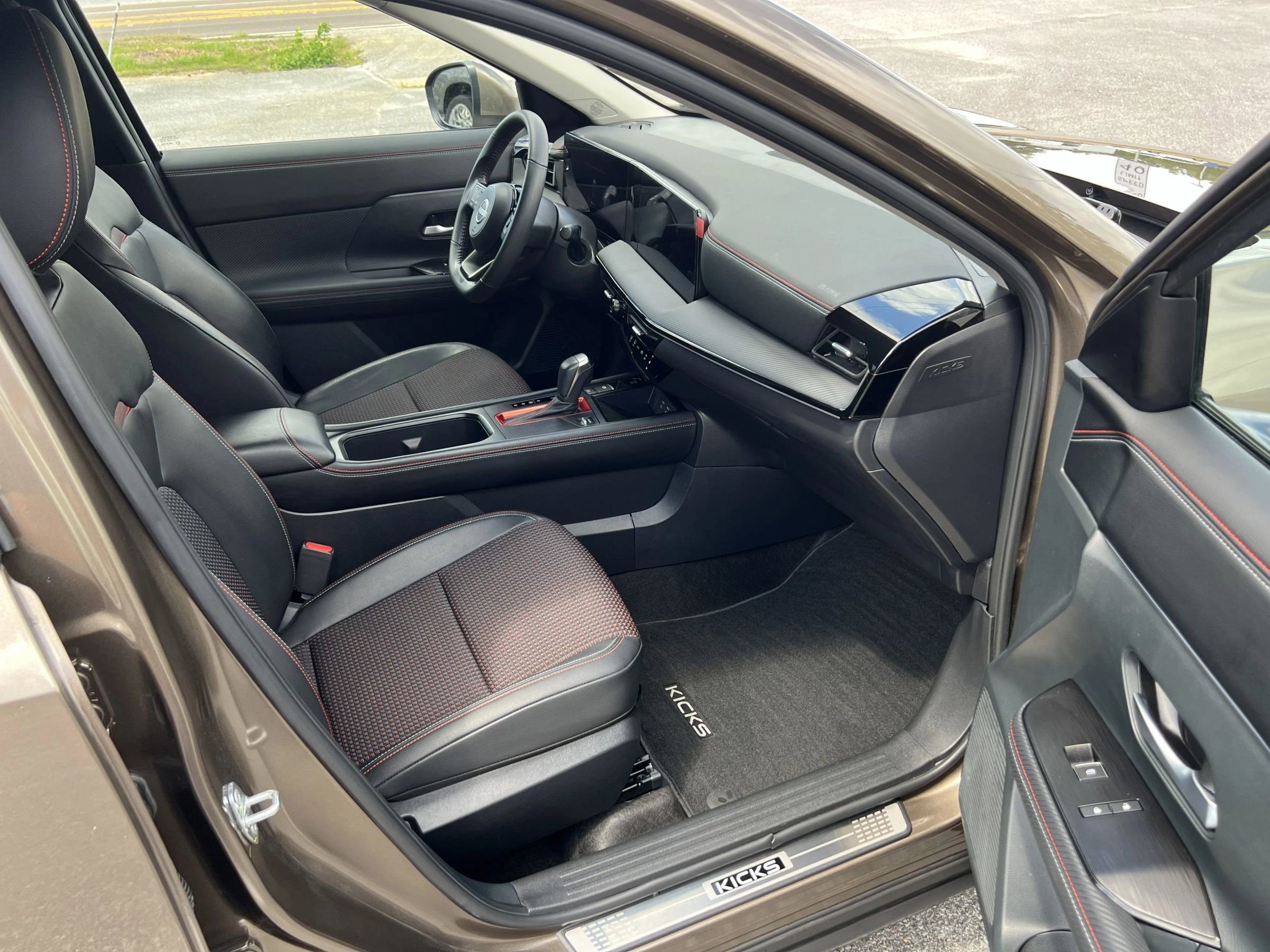 Used 2025 Nissan Kicks SR w/ Illumination Package image 22