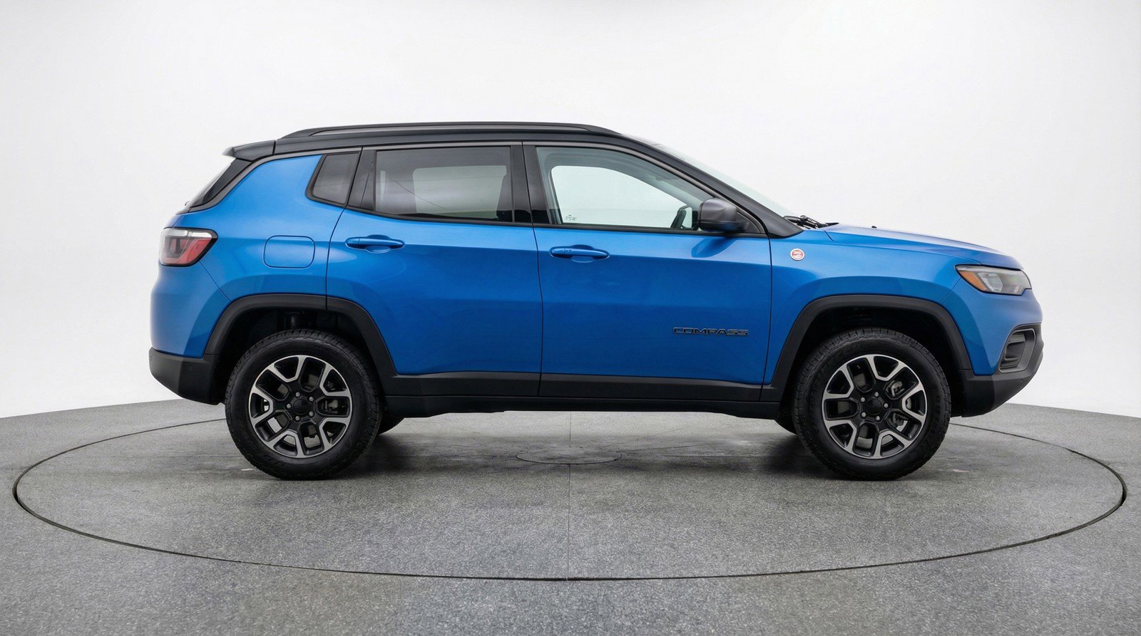 Used 2025 Jeep Compass Trailhawk image 11
