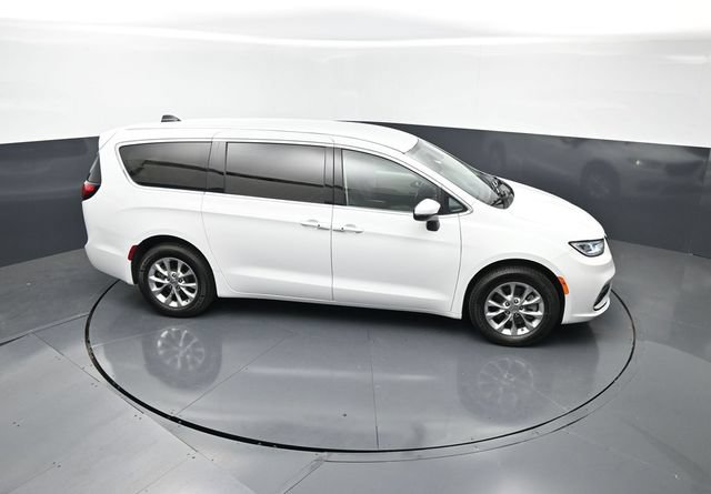 Used 2023 Chrysler Pacifica Touring-L AWD/4WD image 20